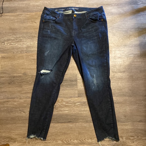 Lane Bryant Mid Rise Raw Hem Distressed Super Stretchy Skinny Jeans Size 20 - Picture 2 of 5